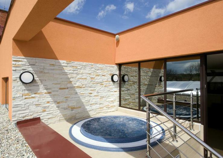 jezercica_terme_jacuzzi_042012_photo_copyright-by-darko-gorenak-godar--(16).jpg
